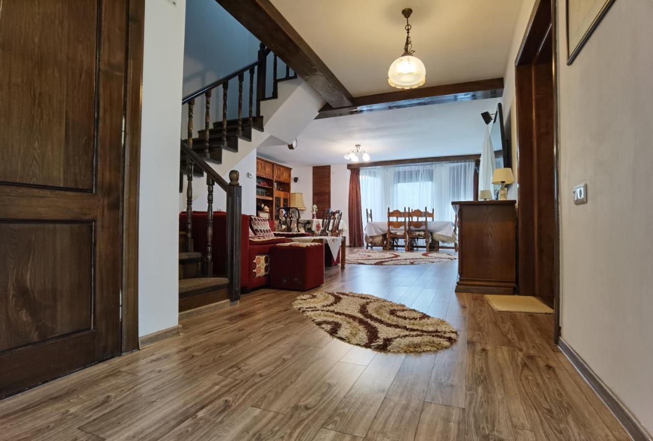 Conacul Caterinei Hotell Polovragi Exteriör bild