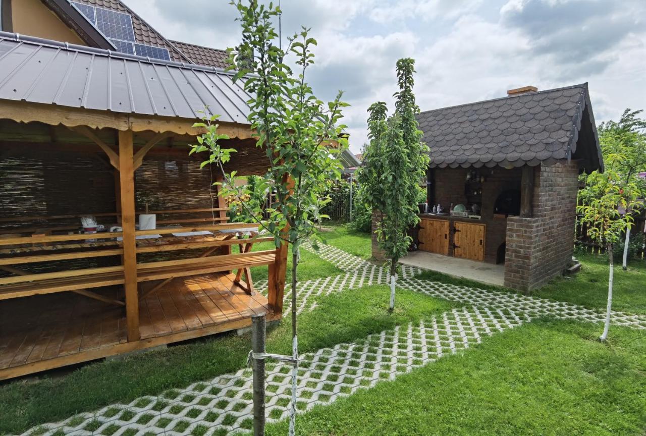 Conacul Caterinei Hotell Polovragi Exteriör bild