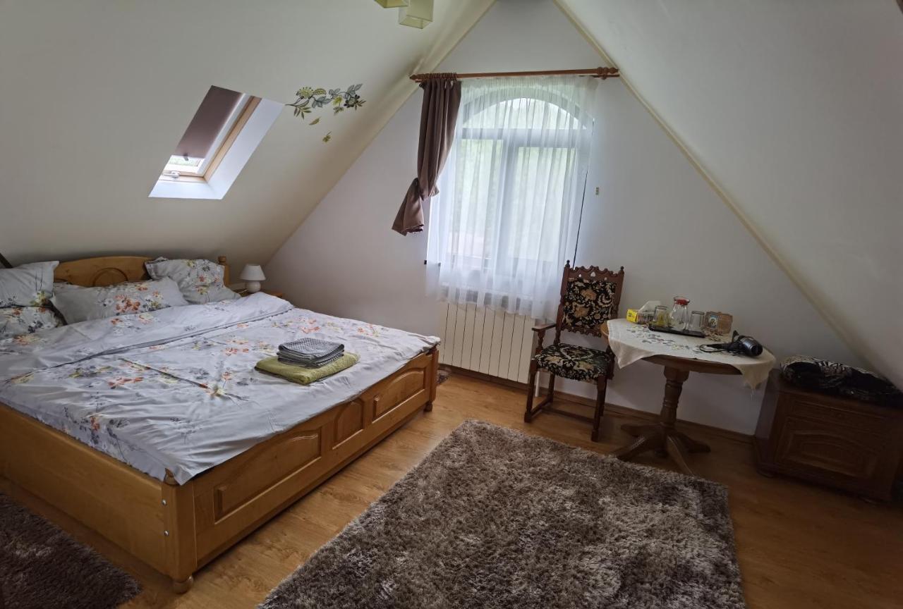 Conacul Caterinei Hotell Polovragi Exteriör bild