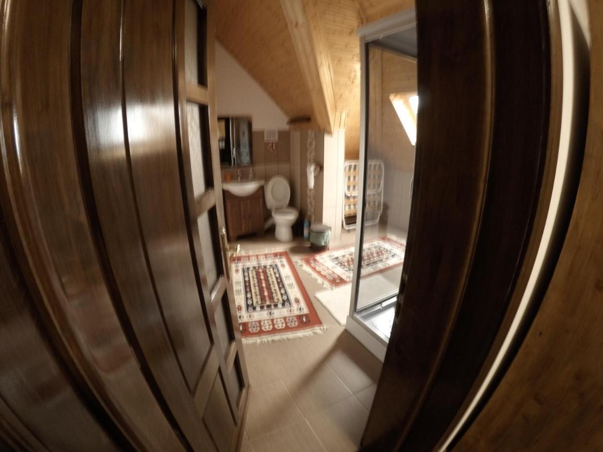 Conacul Caterinei Hotell Polovragi Exteriör bild