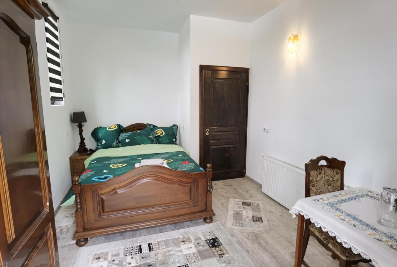 Conacul Caterinei Hotell Polovragi Exteriör bild