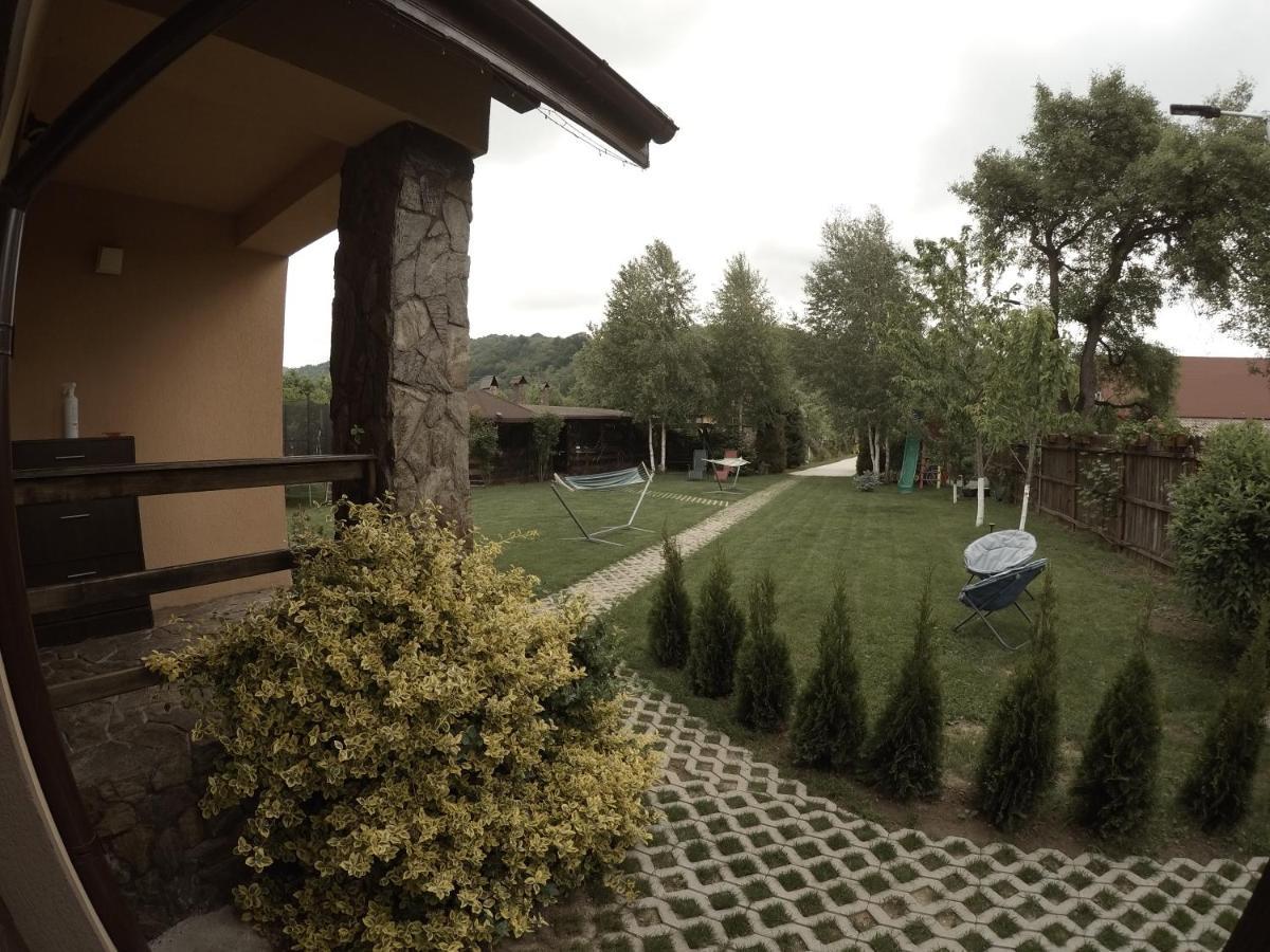 Conacul Caterinei Hotell Polovragi Exteriör bild