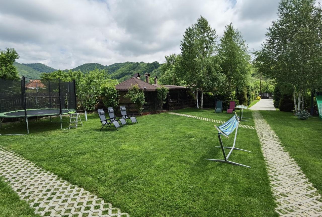 Conacul Caterinei Hotell Polovragi Exteriör bild
