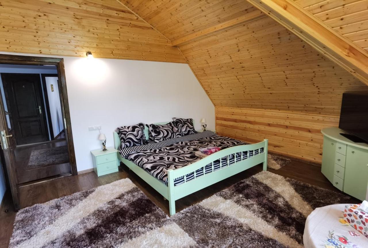 Conacul Caterinei Hotell Polovragi Exteriör bild