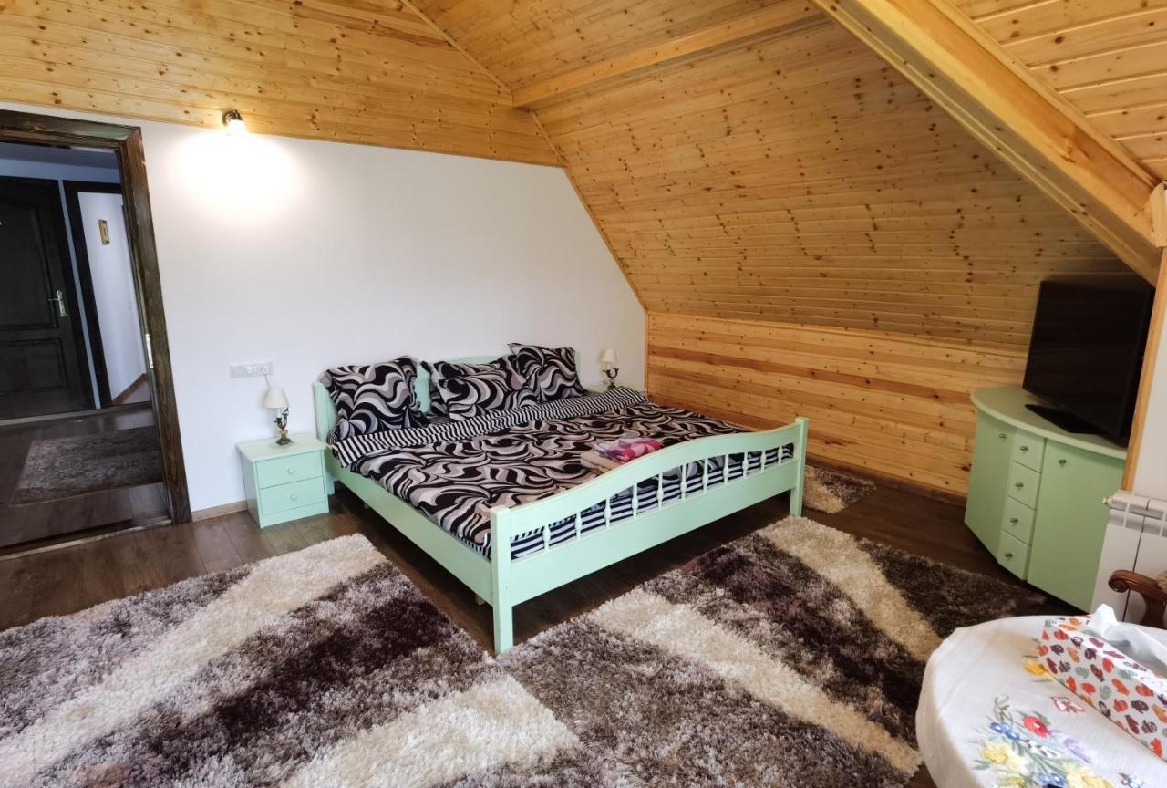 Conacul Caterinei Hotell Polovragi Exteriör bild