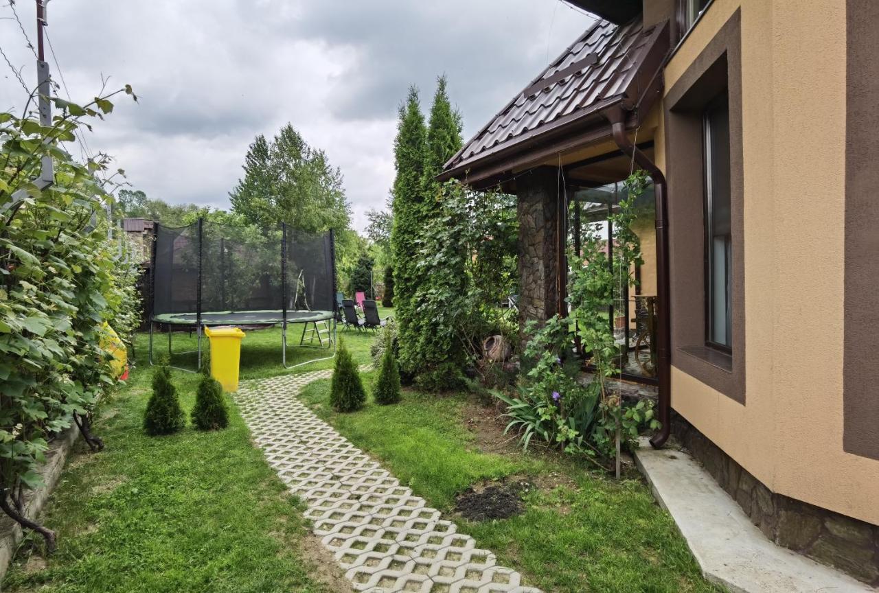 Conacul Caterinei Hotell Polovragi Exteriör bild
