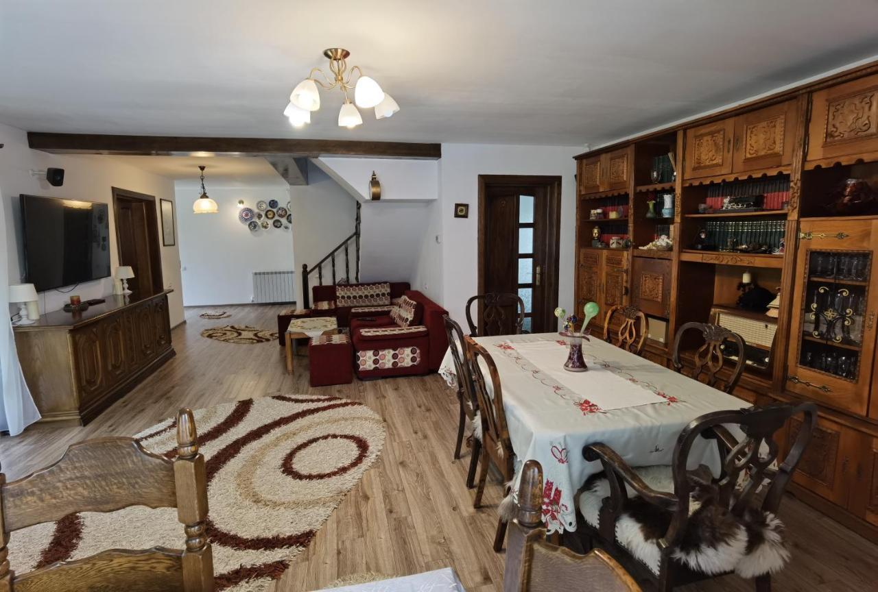 Conacul Caterinei Hotell Polovragi Exteriör bild