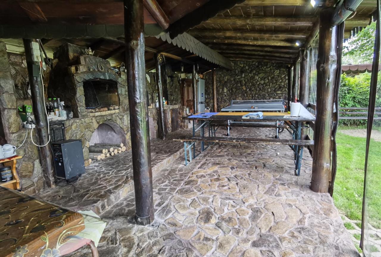 Conacul Caterinei Hotell Polovragi Exteriör bild
