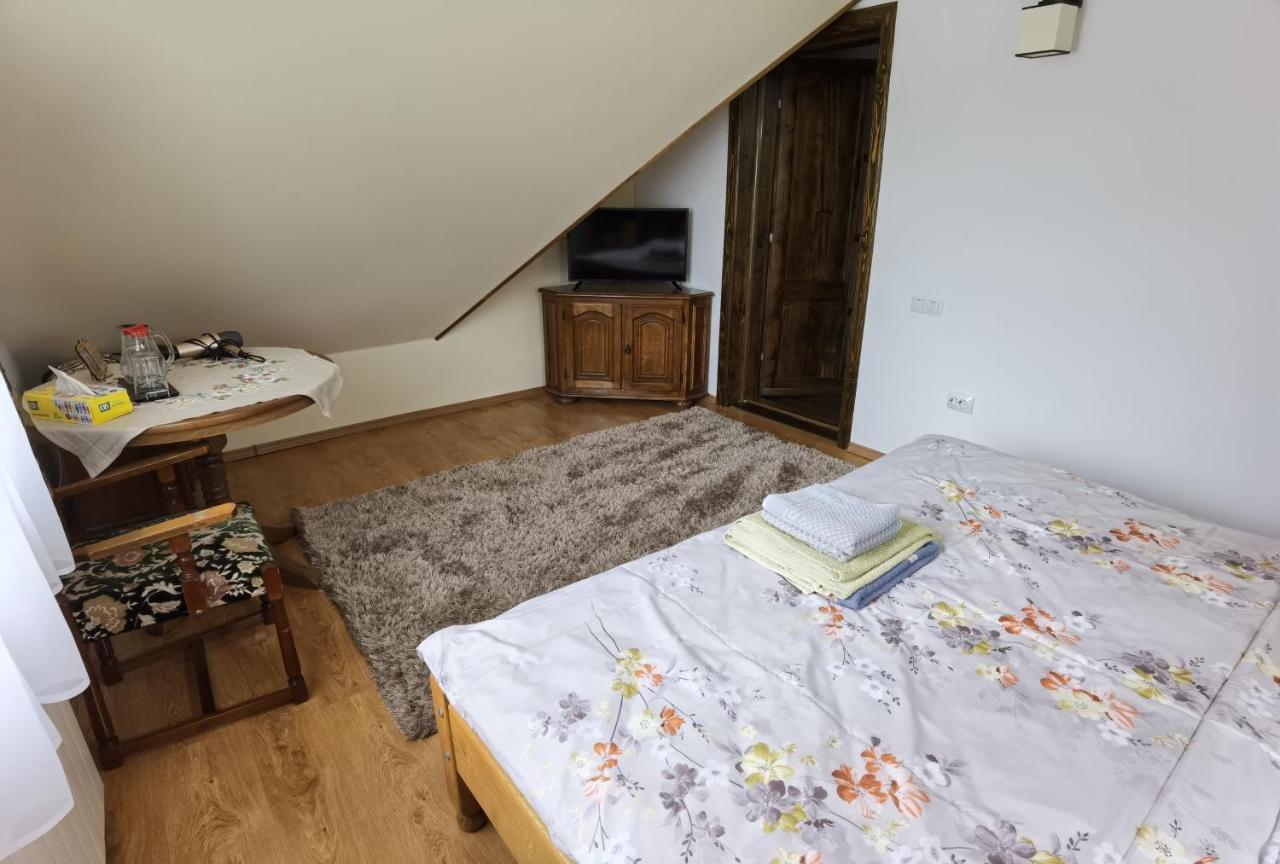 Conacul Caterinei Hotell Polovragi Exteriör bild