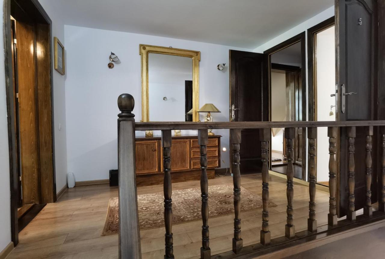 Conacul Caterinei Hotell Polovragi Exteriör bild