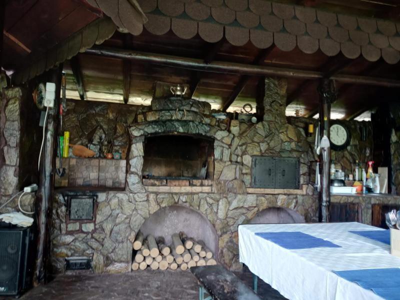 Conacul Caterinei Hotell Polovragi Exteriör bild