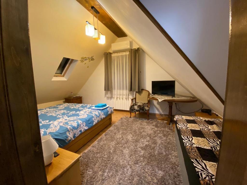 Conacul Caterinei Hotell Polovragi Exteriör bild